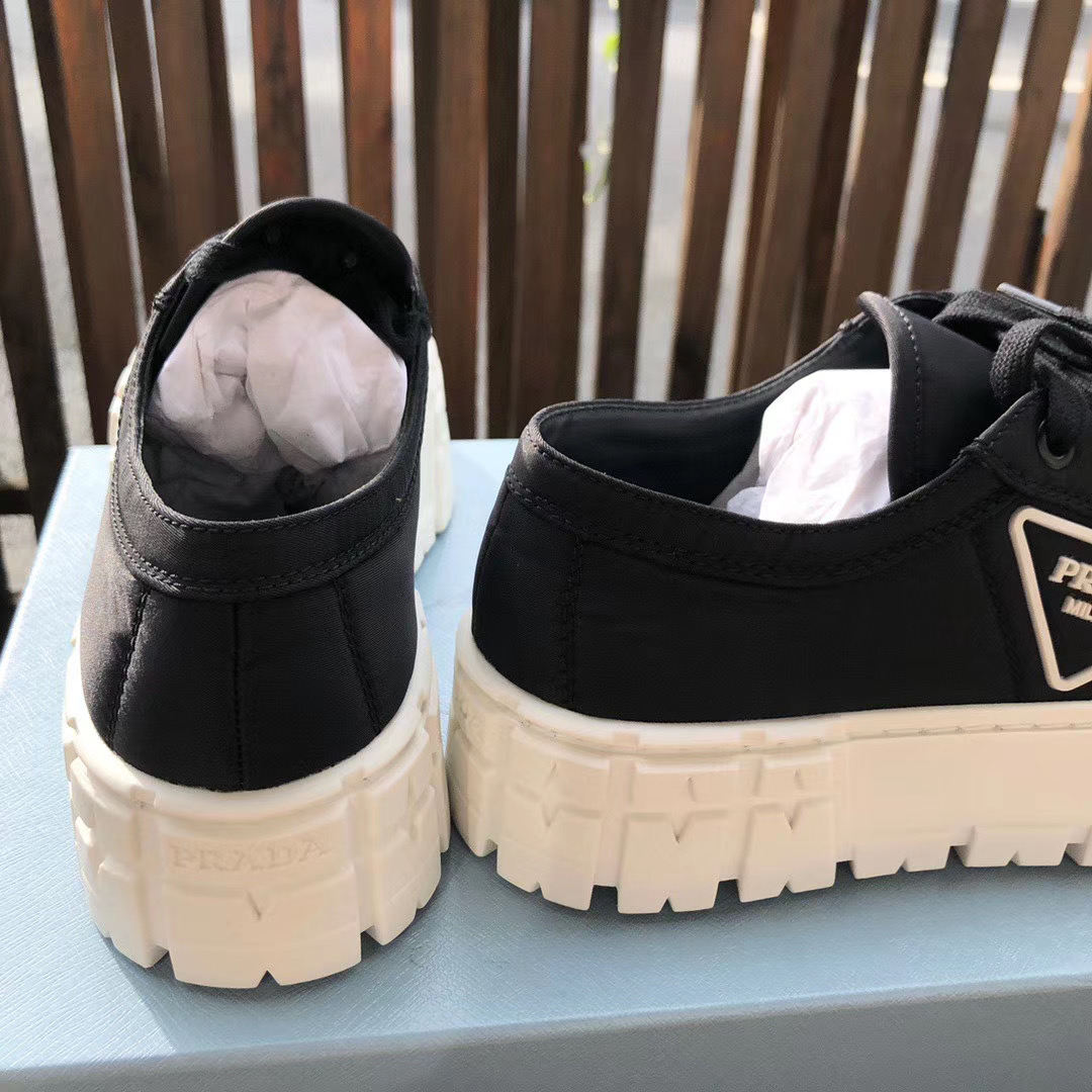 Prada-Sneaker mit dreieckiger Logoplakette - EUR FASHION