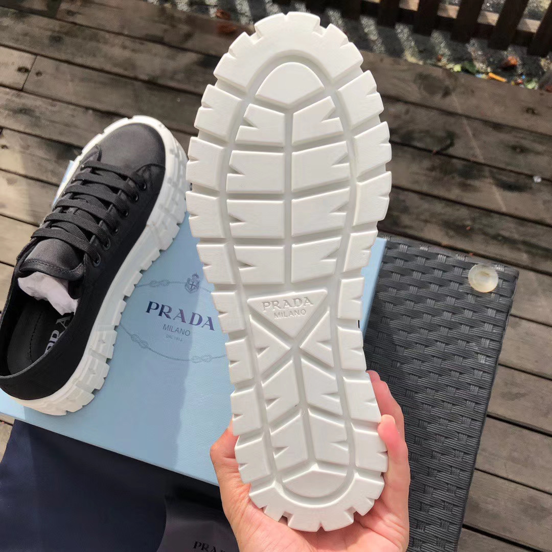 Prada-Sneaker mit dreieckiger Logoplakette - EUR FASHION