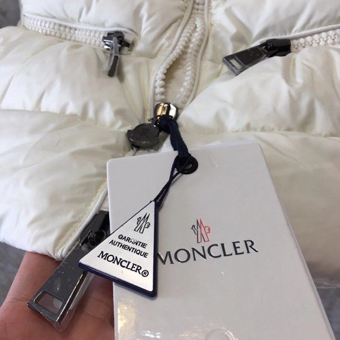 Moncler Steppjacke mit Reißverschluss - EUR FASHION