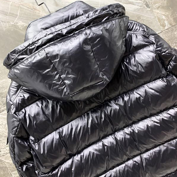 Schwarze Daunenjacke von Moncler - EUR FASHION