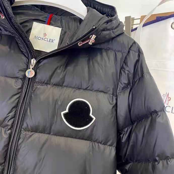 Moncler Daunenjacke mit Logo-Print - EUR FASHION