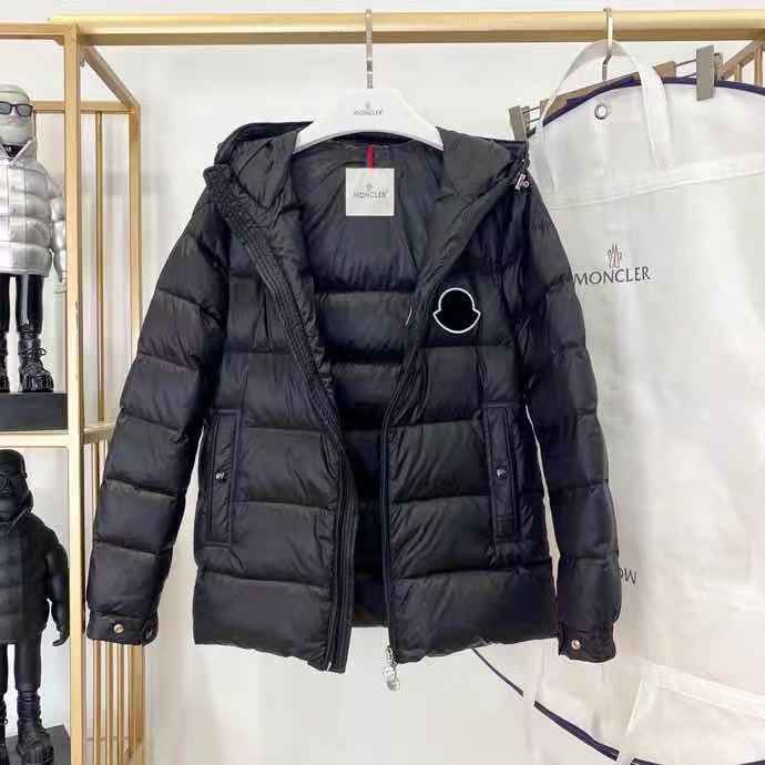 Moncler Daunenjacke mit Logo-Print - EUR FASHION