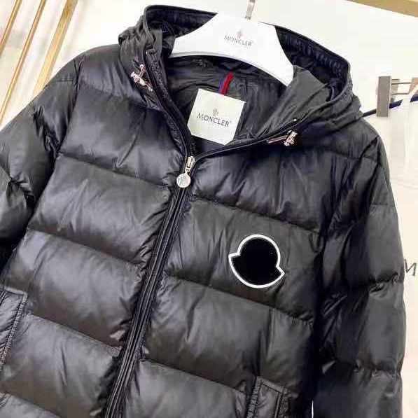 Moncler Daunenjacke mit Logo-Print - EUR FASHION