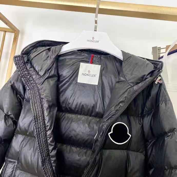 Moncler Daunenjacke mit Logo-Print - EUR FASHION