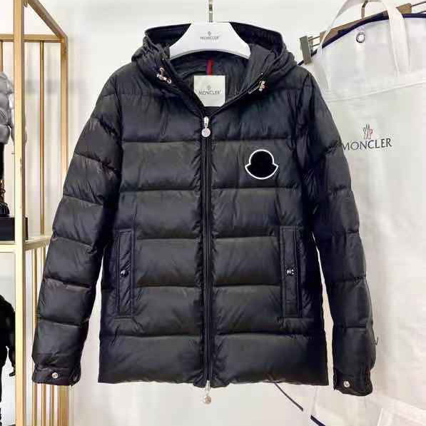 Moncler Daunenjacke mit Logo-Print - EUR FASHION