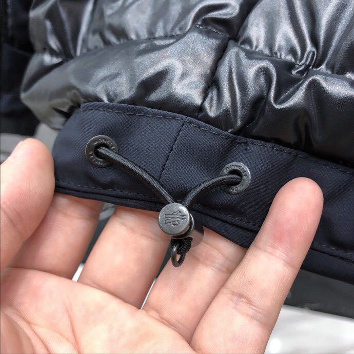 Leichte Daunenjacke mit Kapuze von Moncler - EUR FASHION