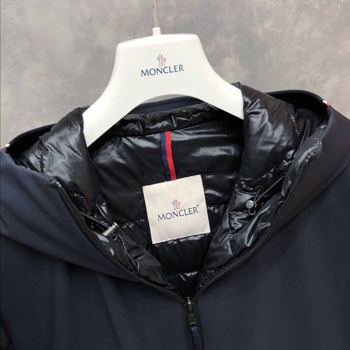 Leichte Daunenjacke mit Kapuze von Moncler - EUR FASHION