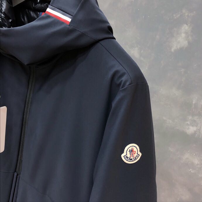 Leichte Daunenjacke mit Kapuze von Moncler - EUR FASHION