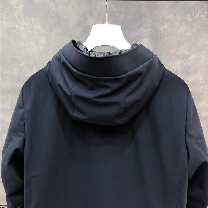 Leichte Daunenjacke mit Kapuze von Moncler - EUR FASHION
