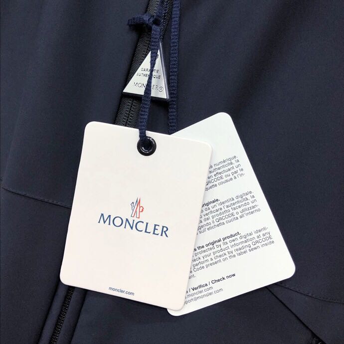 Leichte Daunenjacke mit Kapuze von Moncler - EUR FASHION