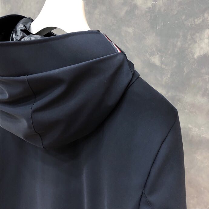 Leichte Daunenjacke mit Kapuze von Moncler - EUR FASHION
