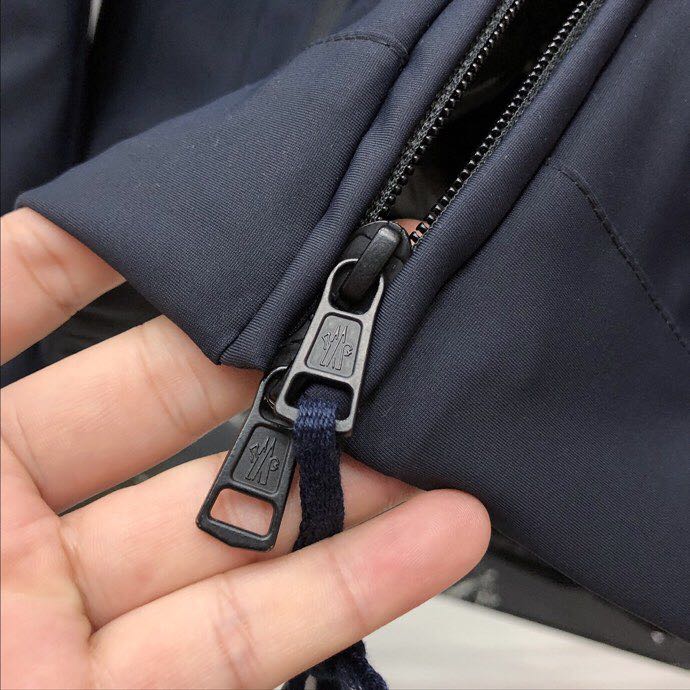 Leichte Daunenjacke mit Kapuze von Moncler - EUR FASHION