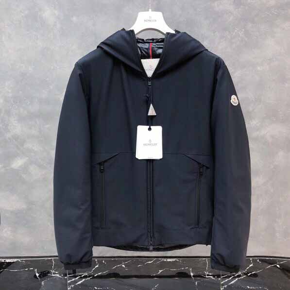 Leichte Daunenjacke mit Kapuze von Moncler - EUR FASHION