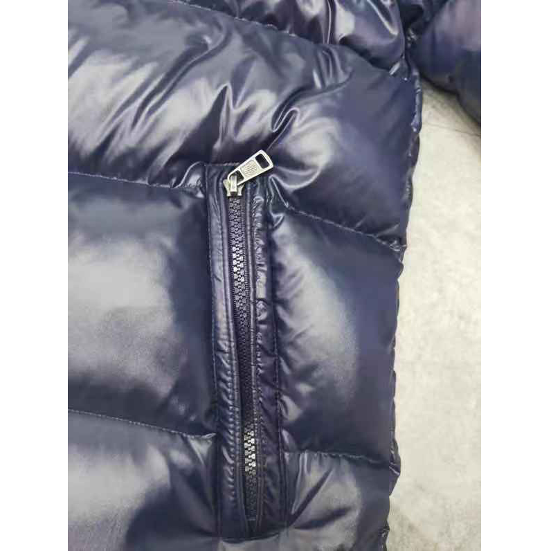 Moncler Daunenjacke mit Reißverschluss und Logo-Print - EUR FASHION