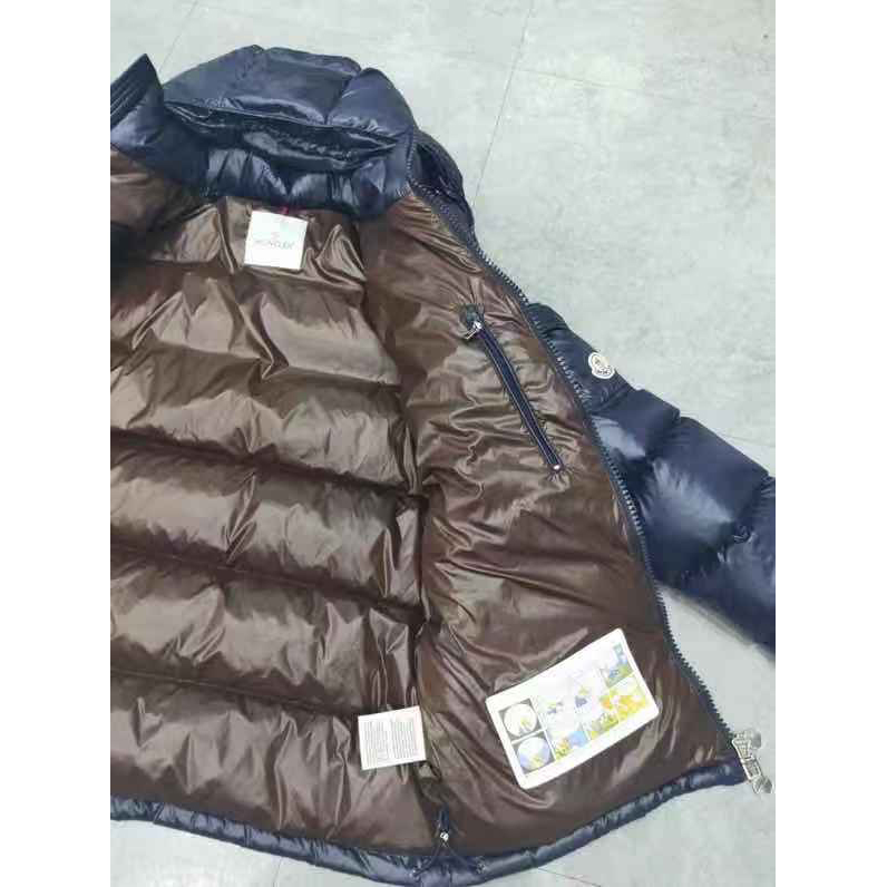 Moncler Daunenjacke mit Reißverschluss und Logo-Print - EUR FASHION