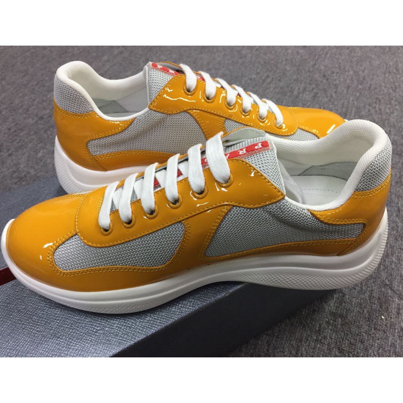 Prada Americas Cup-Sneaker aus Lackleder und Nylon - EUR FASHION