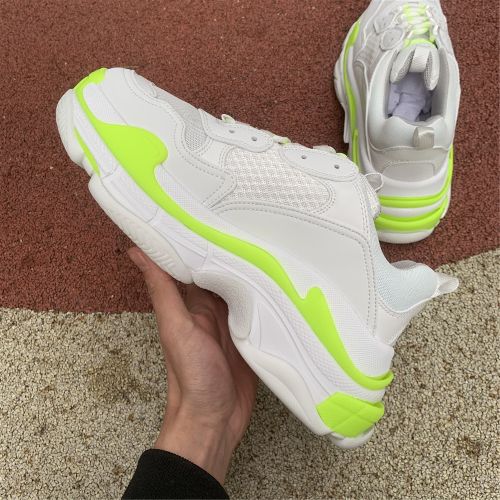 Balenciaga Triple S in fluoreszierendem Grün und Weiß - EUR FASHION