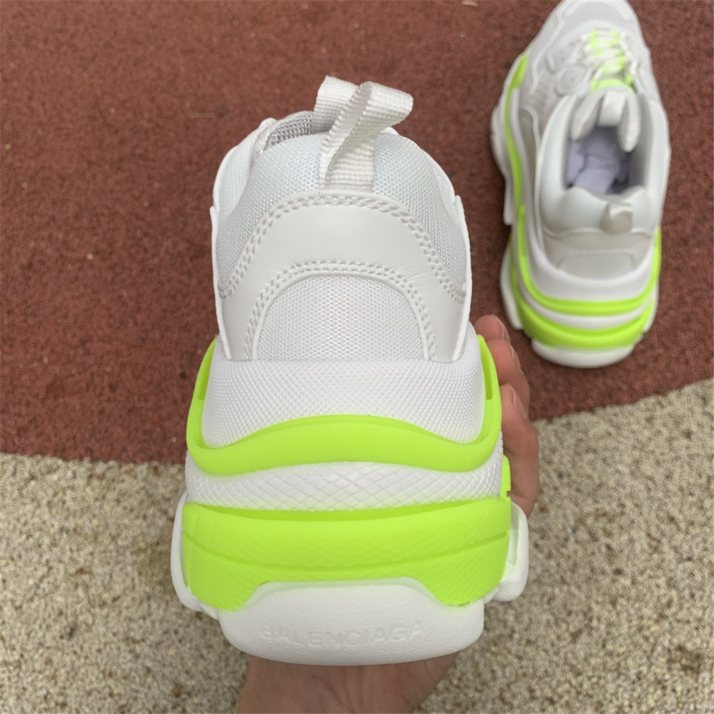 Balenciaga Triple S in fluoreszierendem Grün und Weiß - EUR FASHION