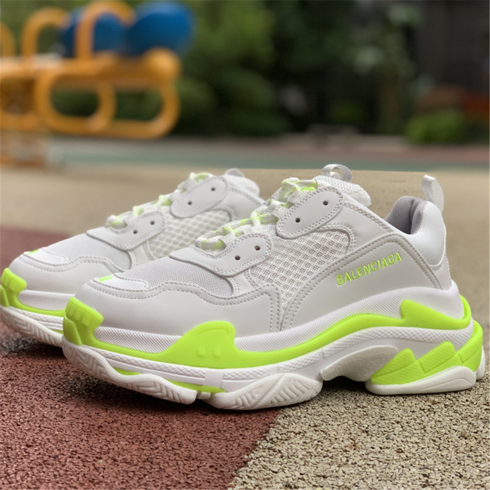 Balenciaga Triple S in fluoreszierendem Grün und Weiß - EUR FASHION