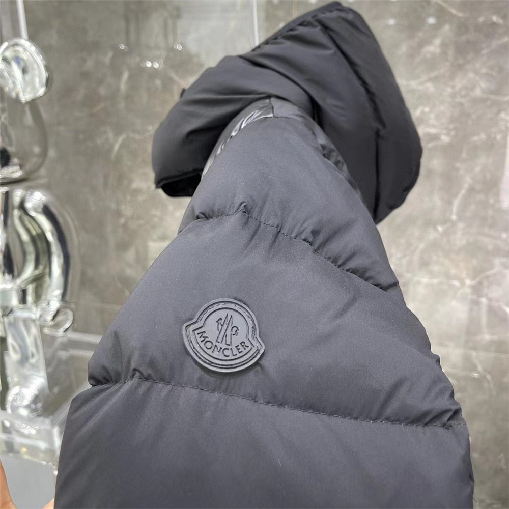 Moncler Daunenjacke mit Kapuze - EUR FASHION