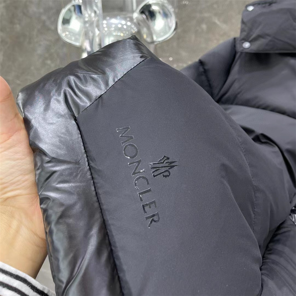 Moncler Daunenjacke mit Kapuze - EUR FASHION