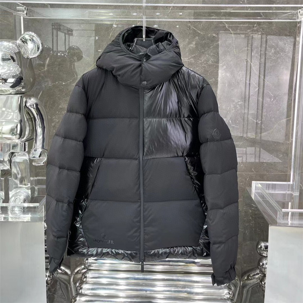 Moncler Daunenjacke mit Kapuze - EUR FASHION