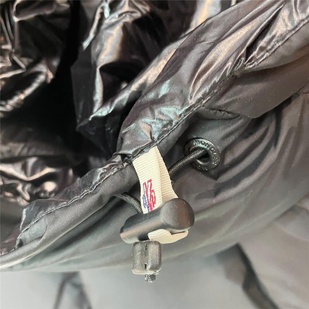 Moncler Grenoble Daunenjacke in Schwarz - EUR FASHION