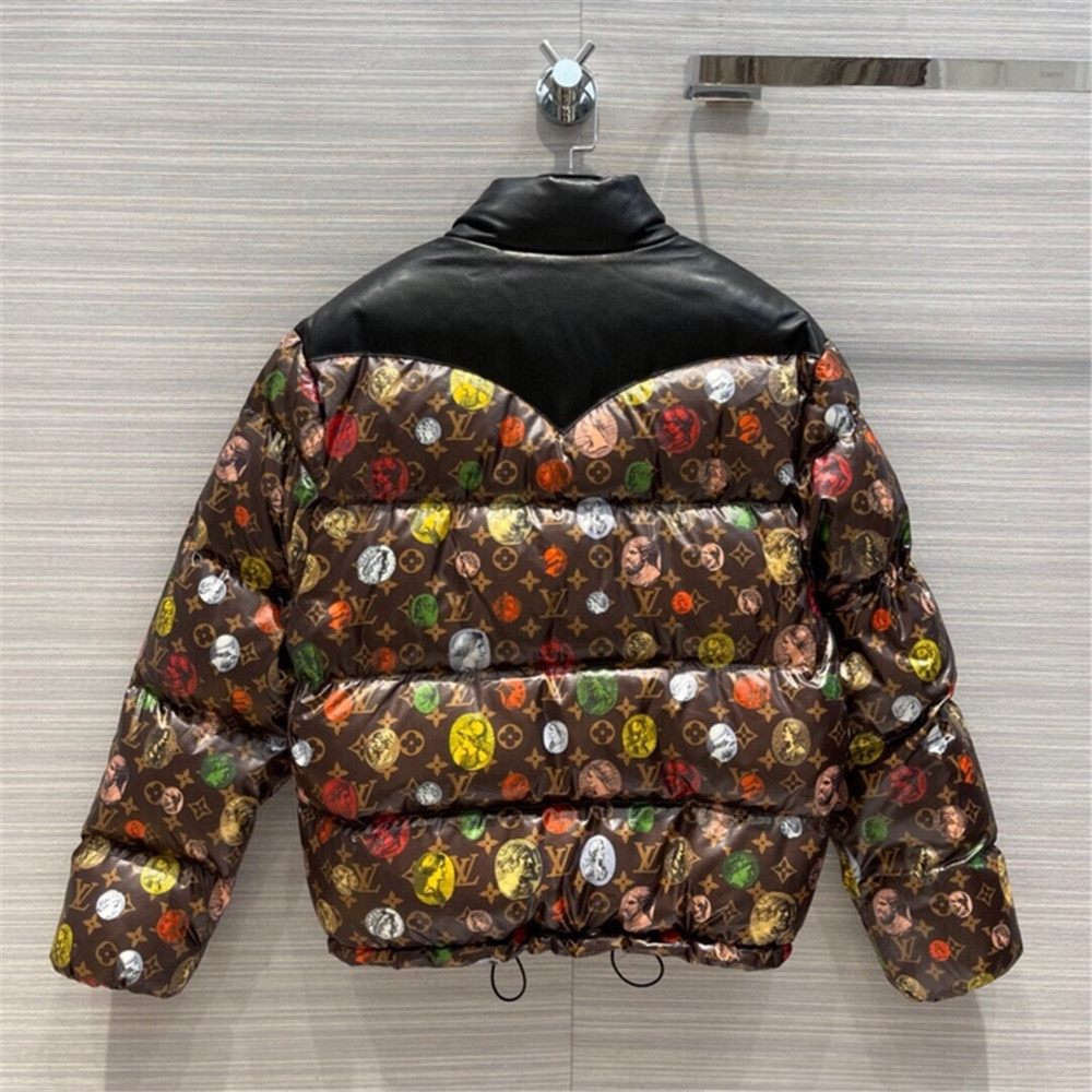 Kurze Daunenjacke aus Leder mit Louis Vuitton-Monogramm - EUR FASHION