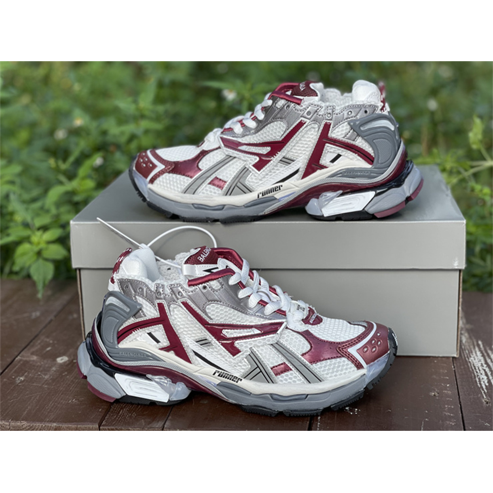 Balenciaga Runner Sneaker in Burgund - EUR FASHION