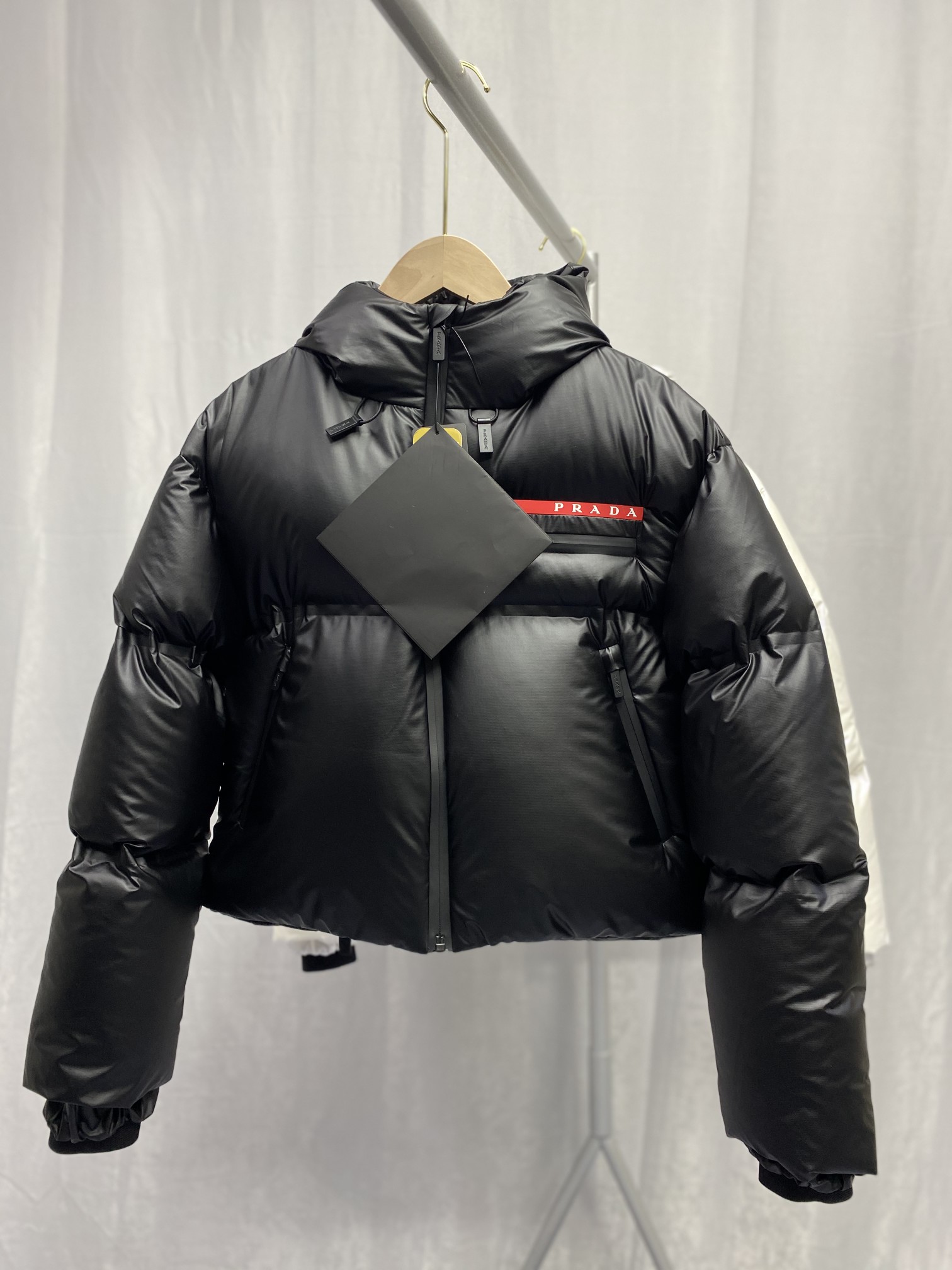 Leichte Prada-Pufferjacke aus Nylon mit Kapuze - EUR FASHION