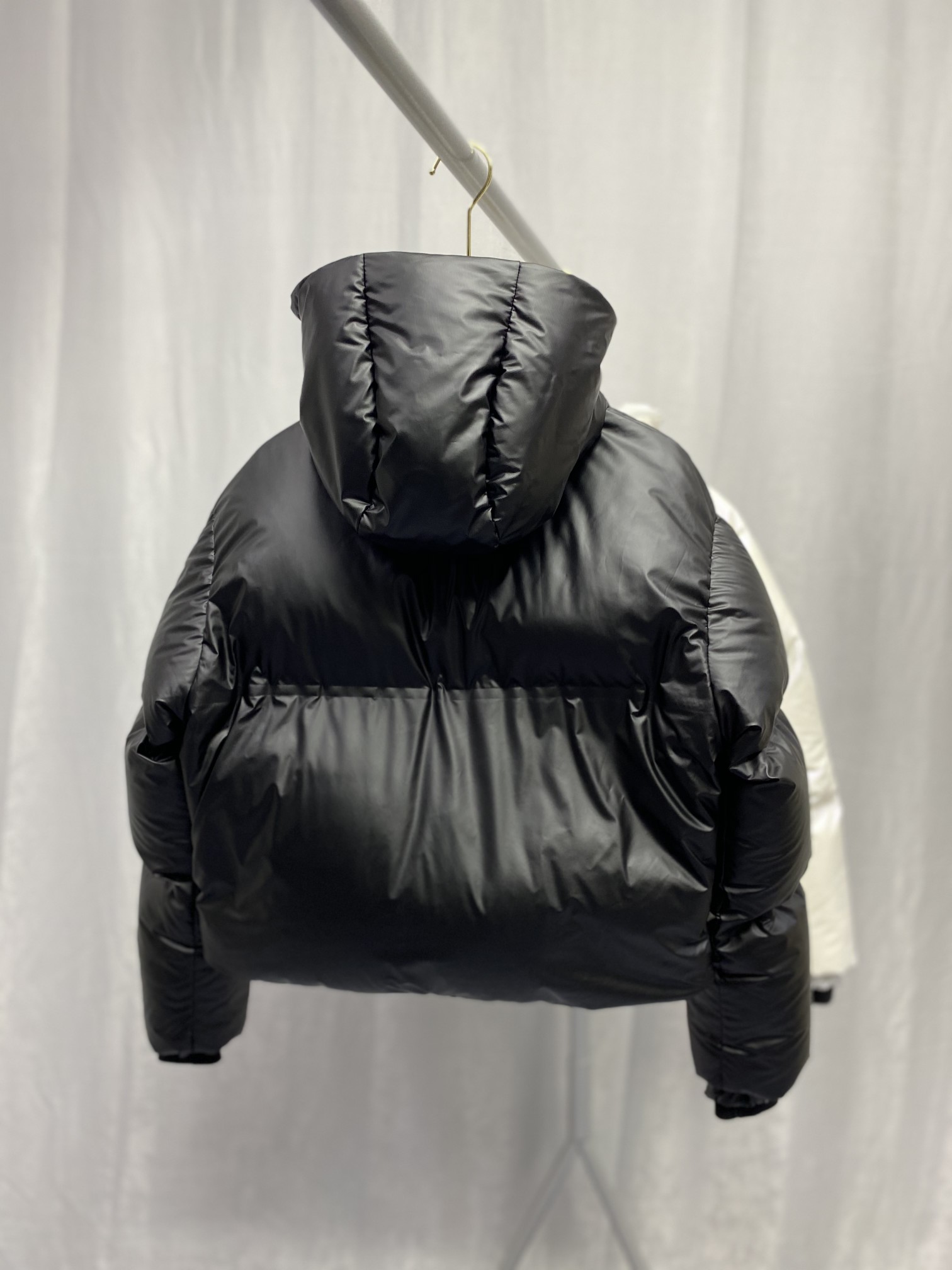 Leichte Prada-Pufferjacke aus Nylon mit Kapuze - EUR FASHION