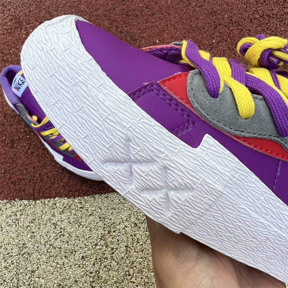 Kaws X Sacai X Nike Blazer Lila Turnschuhe - EUR FASHION