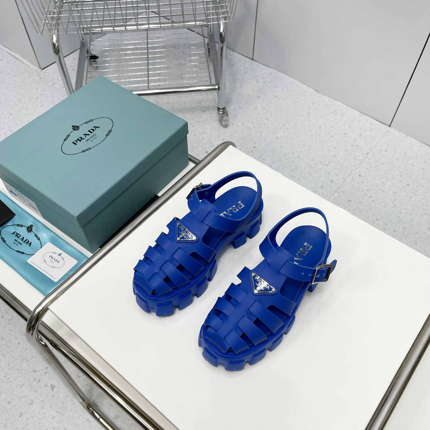 Prada-Schaumgummi-Sandalen in Blau - EUR FASHION