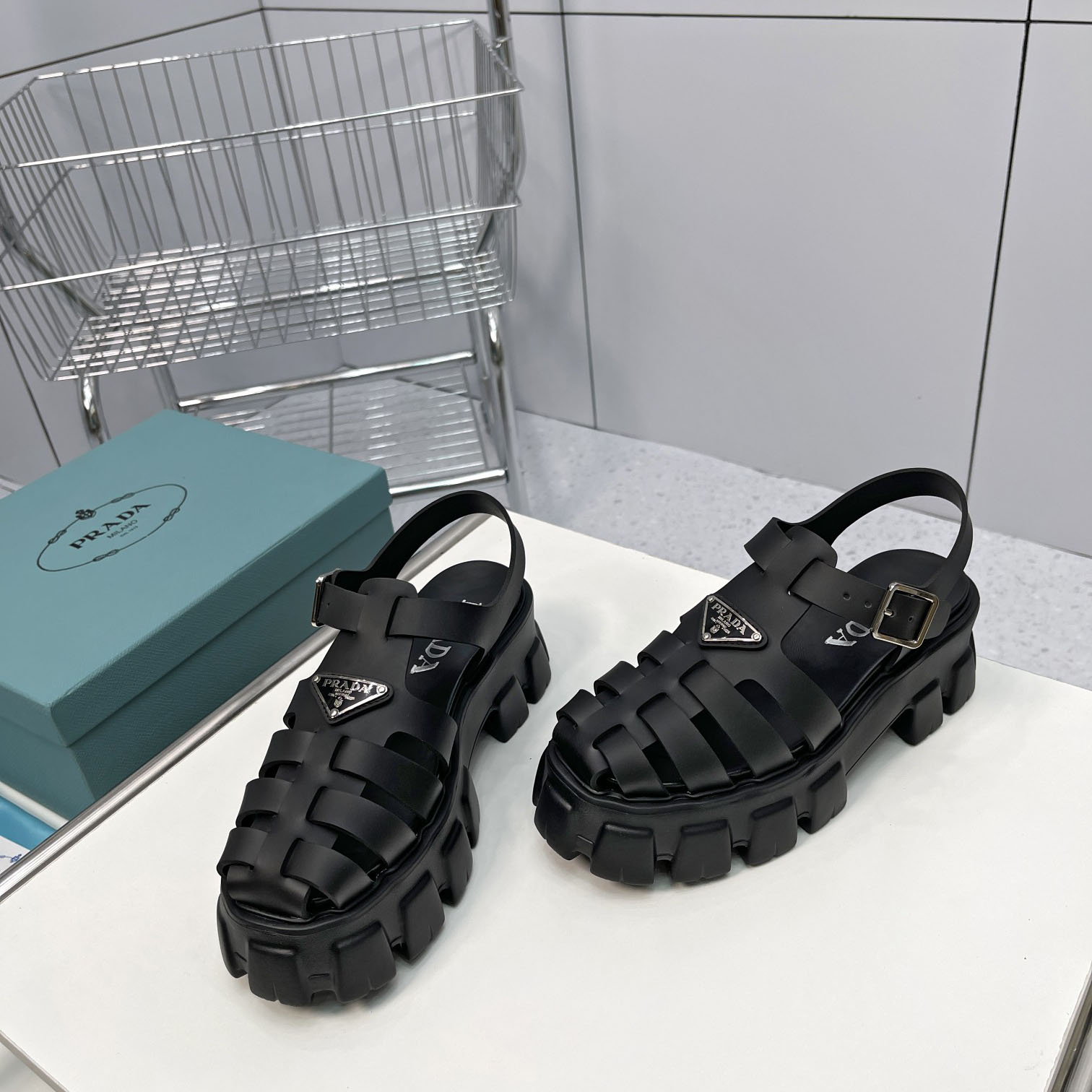 Prada-Schaumgummi-Sandalen in Schwarz - EUR FASHION