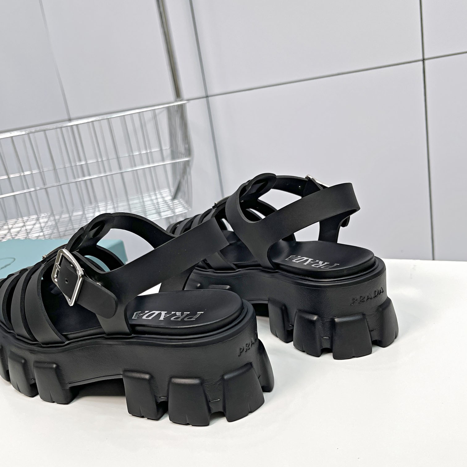 Prada-Schaumgummi-Sandalen in Schwarz - EUR FASHION