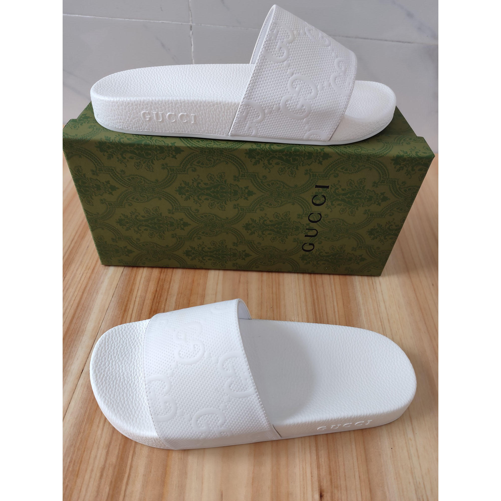 Gucci-Gummi-Slide-Sandale mit Logo in Weiß - EUR FASHION