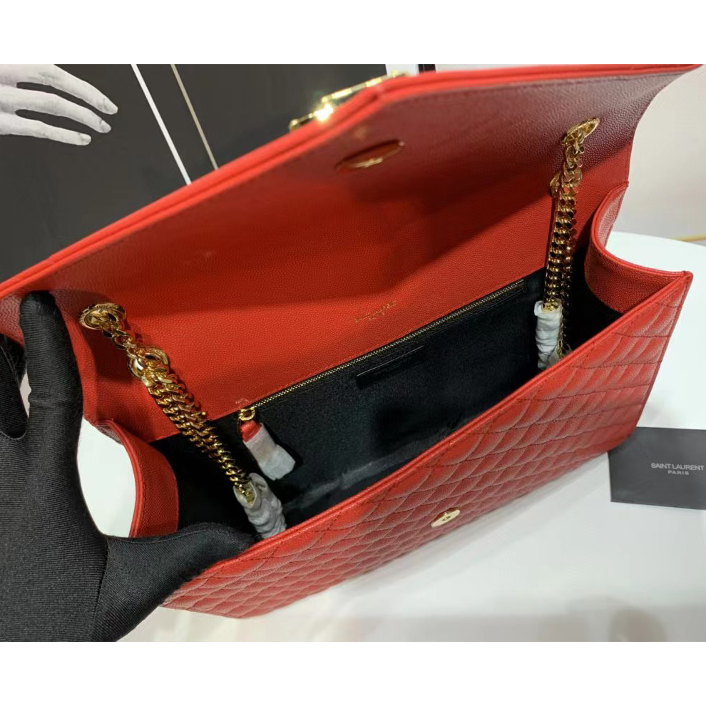 Große Saint Laurent Envelope-Tasche aus geprägtem Matelasse-Leder mit Grain-de-Poudre-Prägung - EUR FASHION