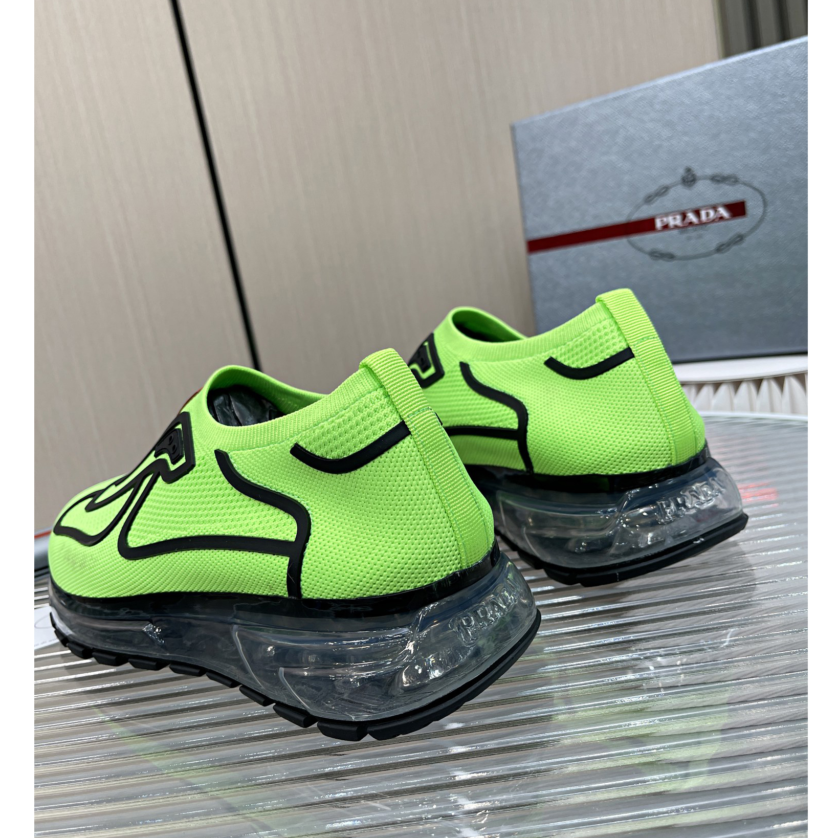 Prada-Logo-Sneaker in Grün - EUR FASHION