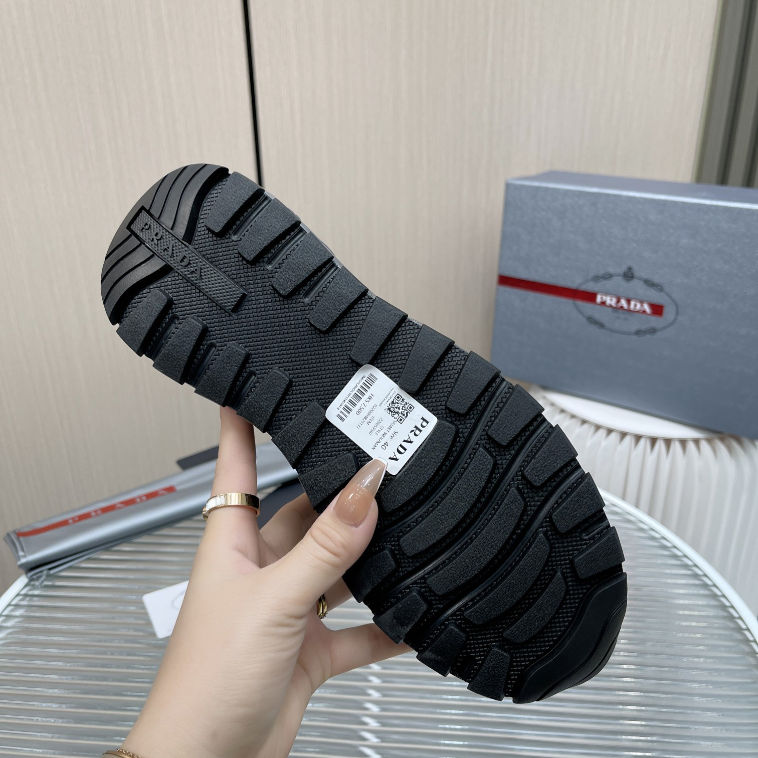 Prada-Logo-Sneaker in Schwarz - EUR FASHION