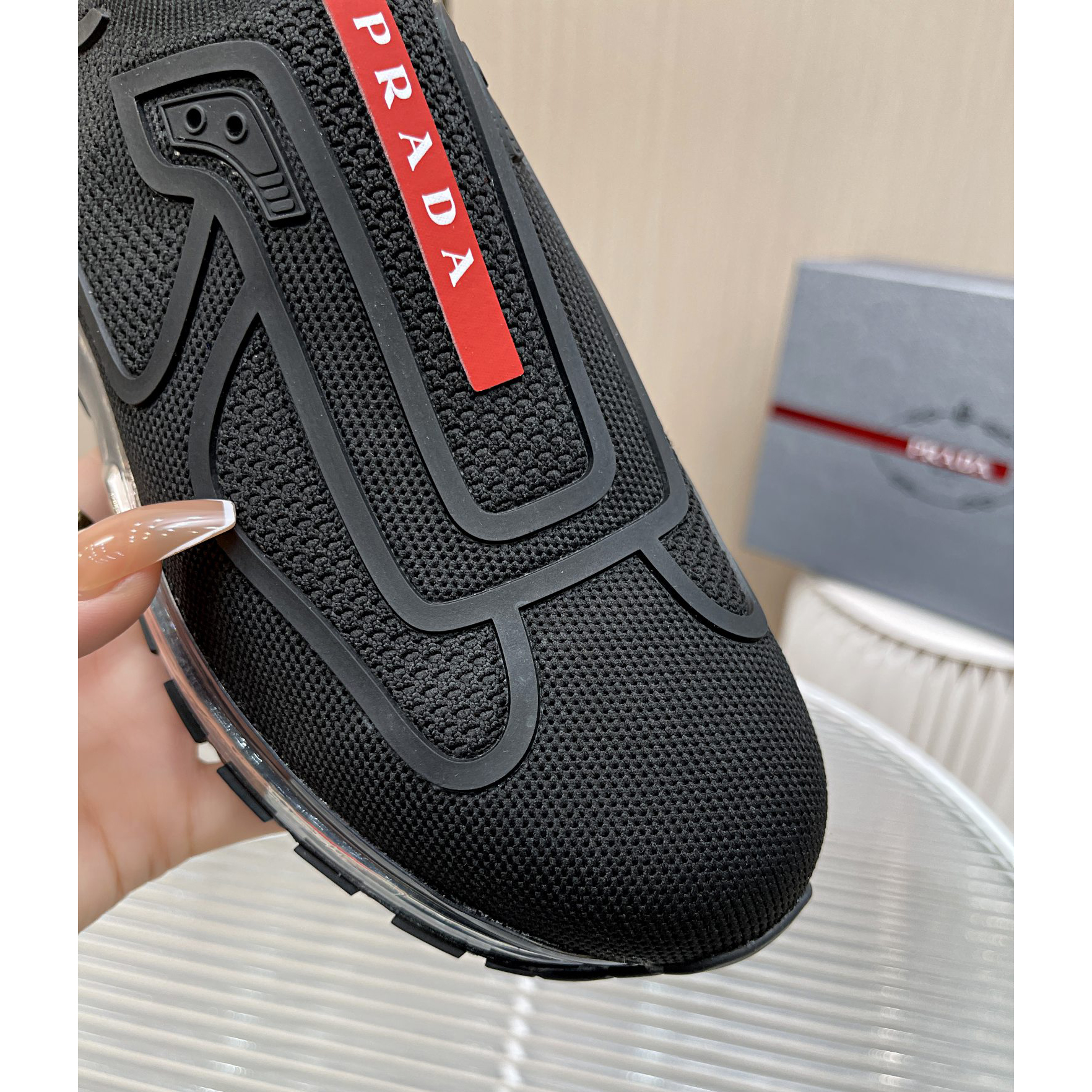 Prada-Logo-Sneaker in Schwarz - EUR FASHION