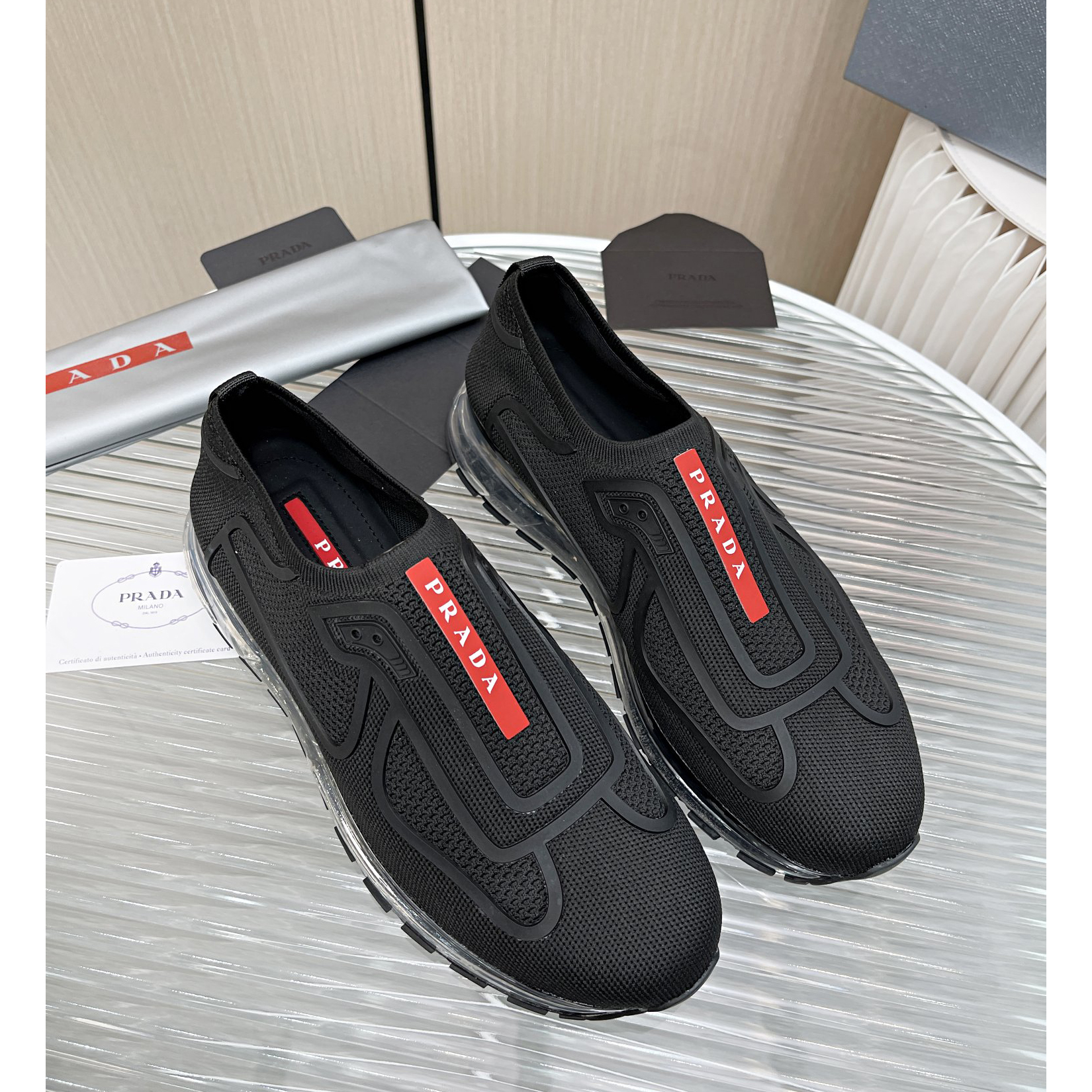 Prada-Logo-Sneaker in Schwarz - EUR FASHION