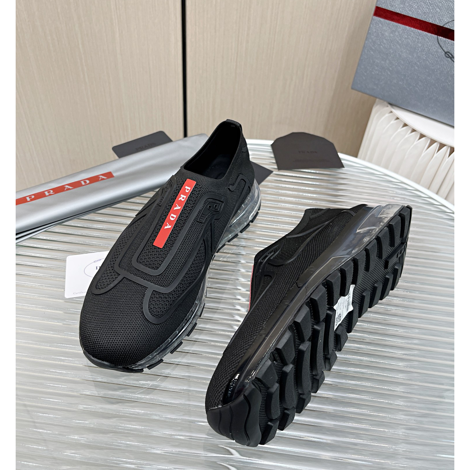Prada-Logo-Sneaker in Schwarz - EUR FASHION