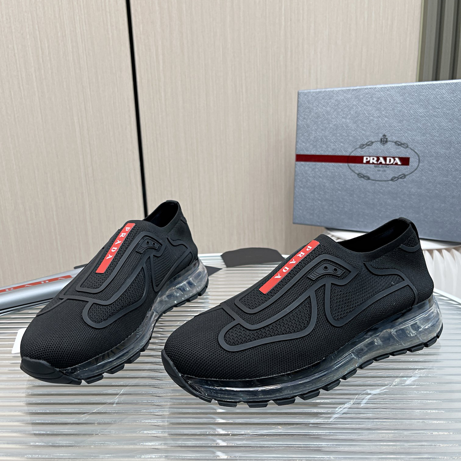 Prada-Logo-Sneaker in Schwarz - EUR FASHION