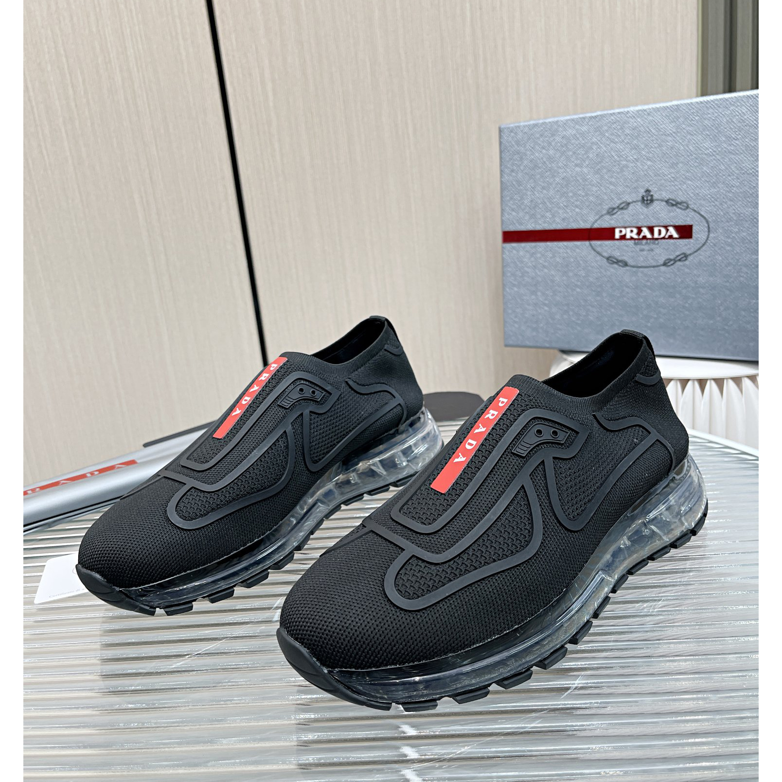 Prada-Logo-Sneaker in Schwarz - EUR FASHION