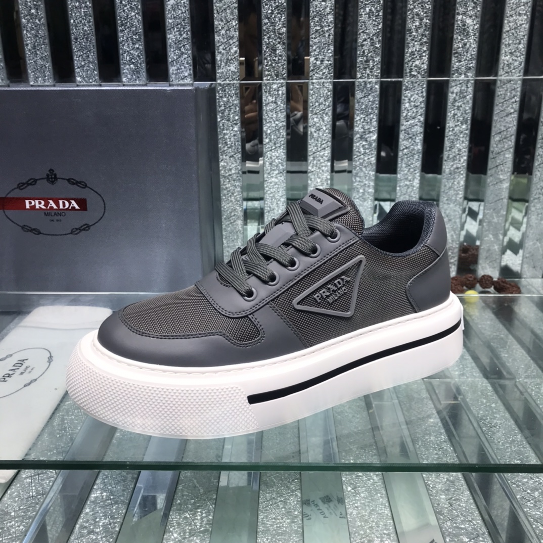 Prada-Logo-Sneaker in Schwarz - EUR FASHION