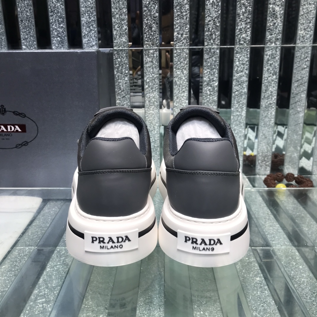 Prada-Logo-Sneaker in Schwarz - EUR FASHION