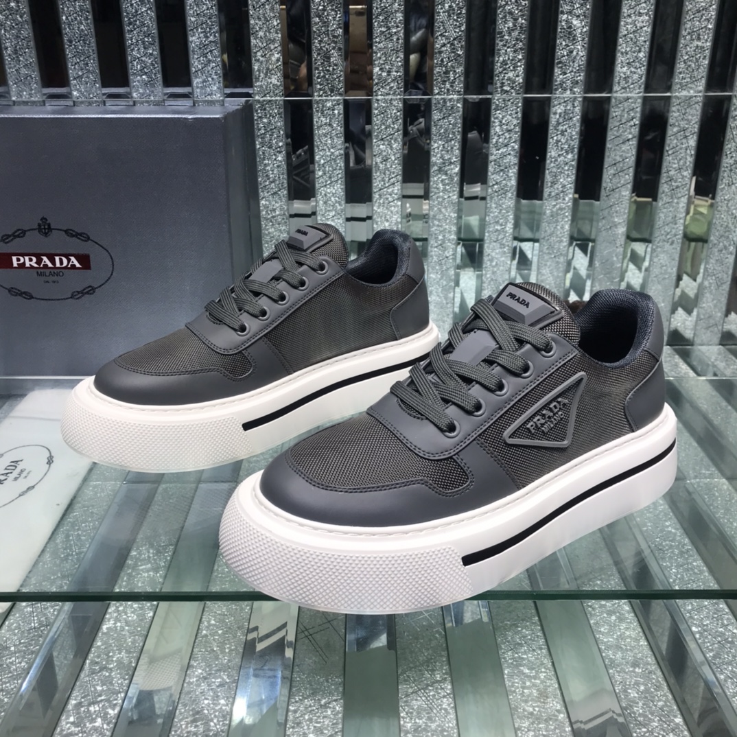 Prada-Logo-Sneaker in Schwarz - EUR FASHION