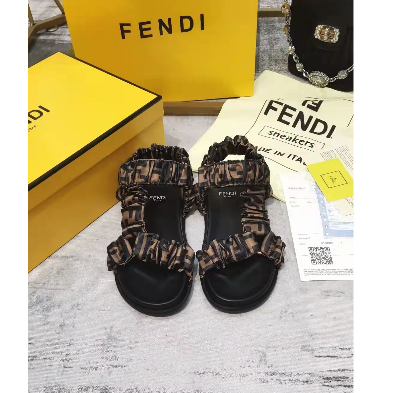 Flache Damensandale mit FF-Print von Fendi - EUR FASHION