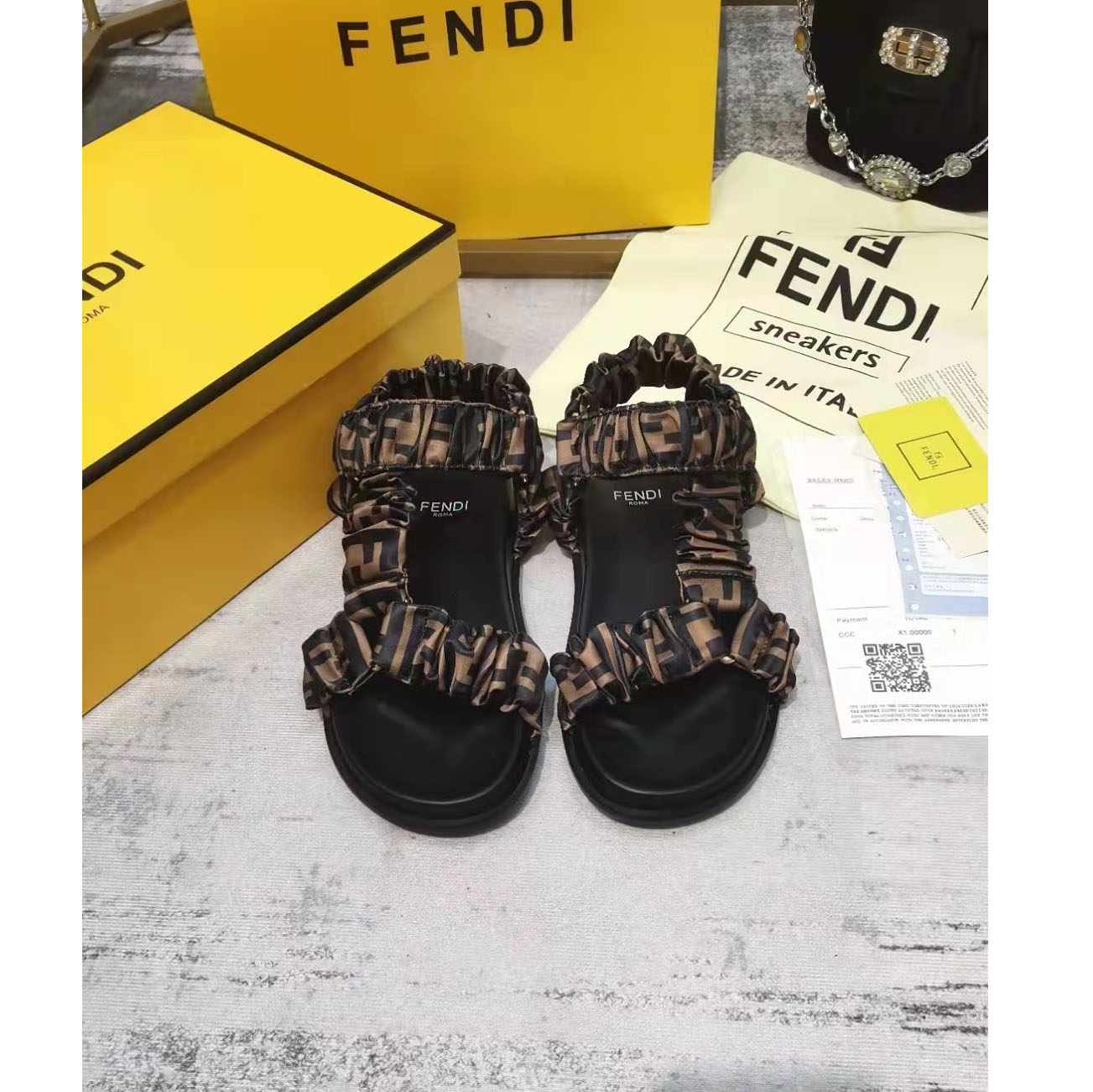 Flache Damensandale mit FF-Print von Fendi - EUR FASHION