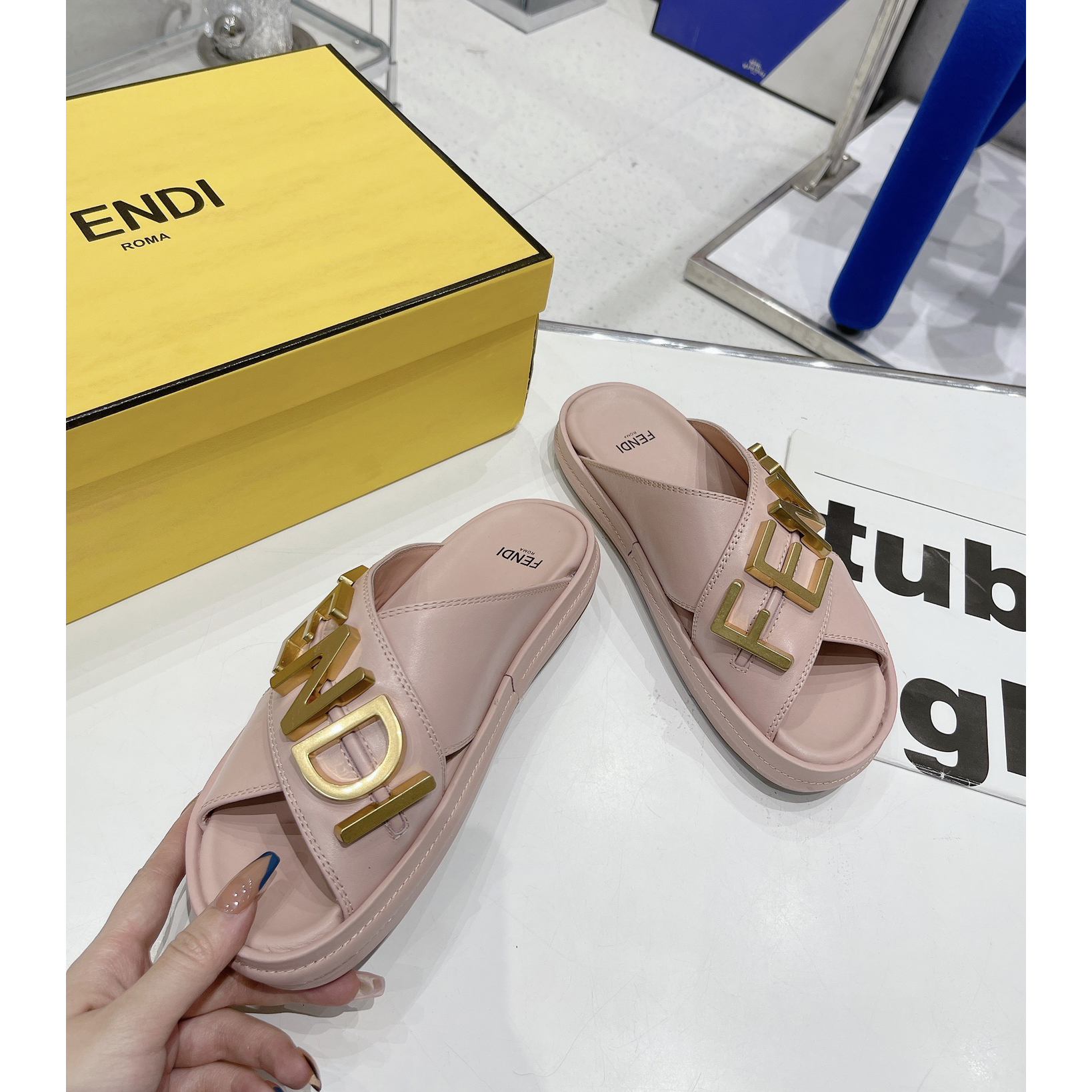 Fendi Graphy Pink Leder-Slides - EUR FASHION